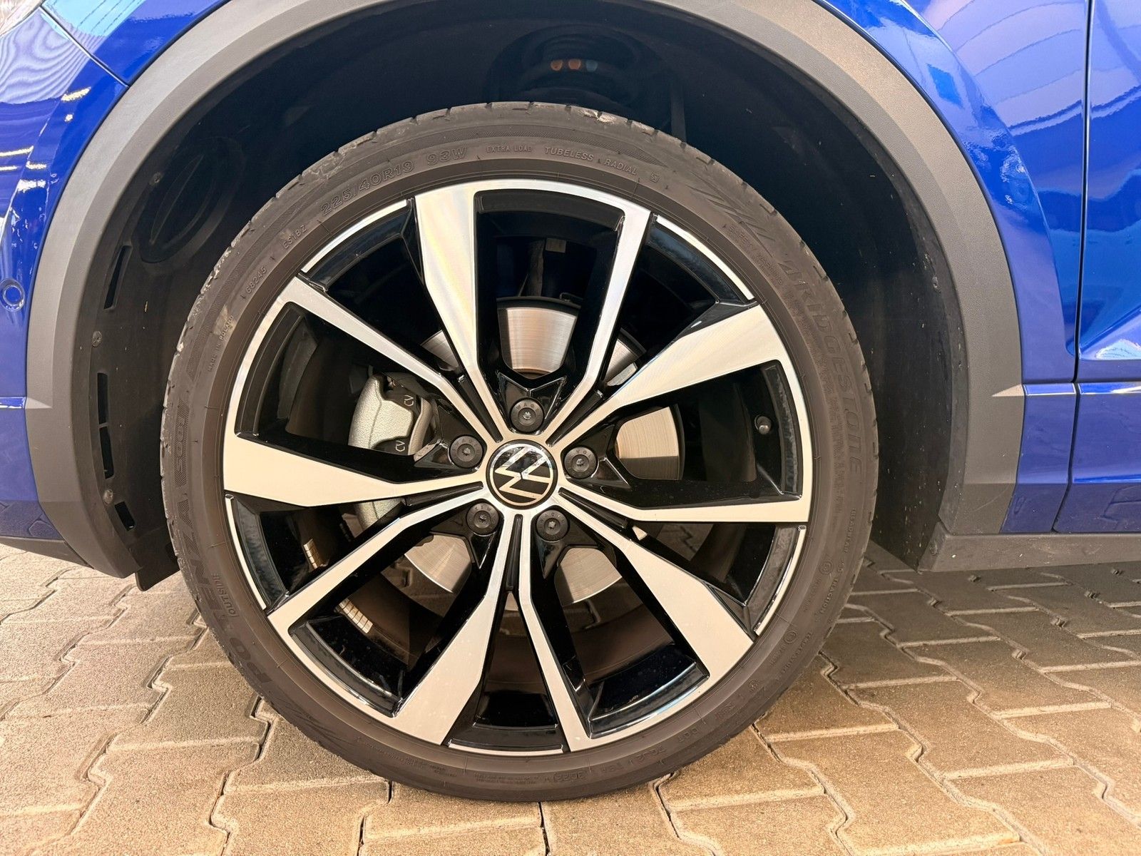 Fahrzeugabbildung Volkswagen T-Roc R-Line 1.5TSI DSG + Black Style + AHK + Ka