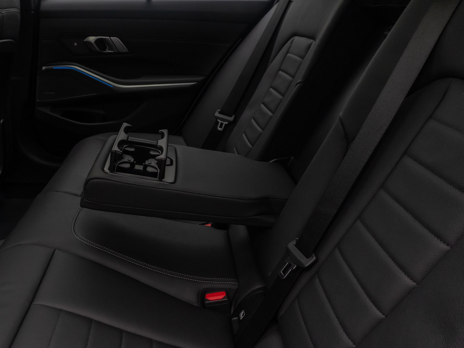 Fahrzeugabbildung BMW 330e xD Panorama HUD H/K AHK Alarm Sport Leder