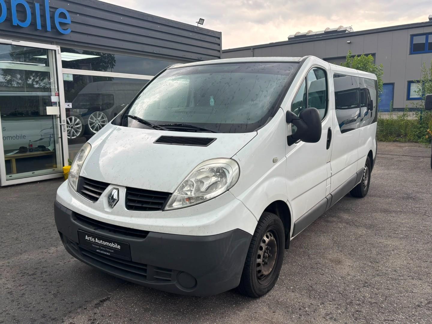Renault Trafic 2008 — rear view