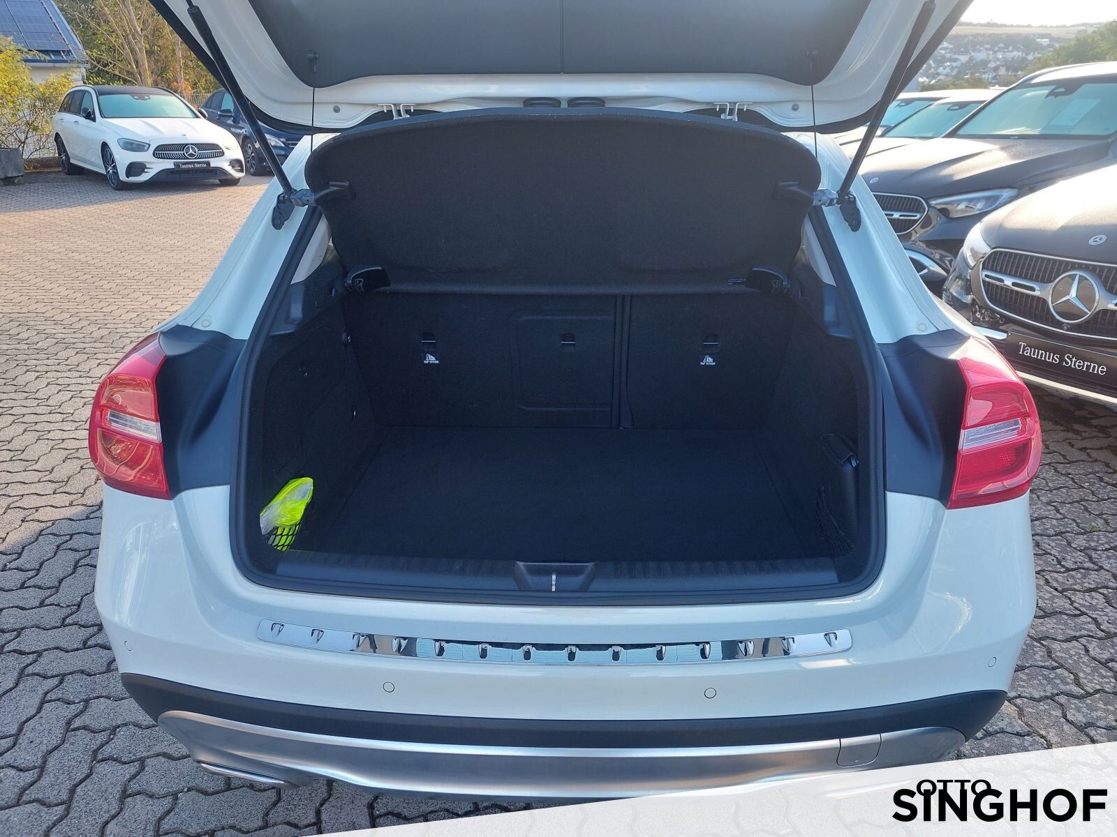 Fahrzeugabbildung Mercedes-Benz GLA 180 Urban +AHK+Pano+Xenon+PDC+Navi+SHZ+Klima