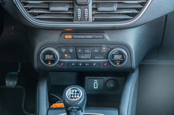 Fahrzeugabbildung Ford Focus Titanium 1.0 EcoBoost |PARKPILOT|NAVI|B&O