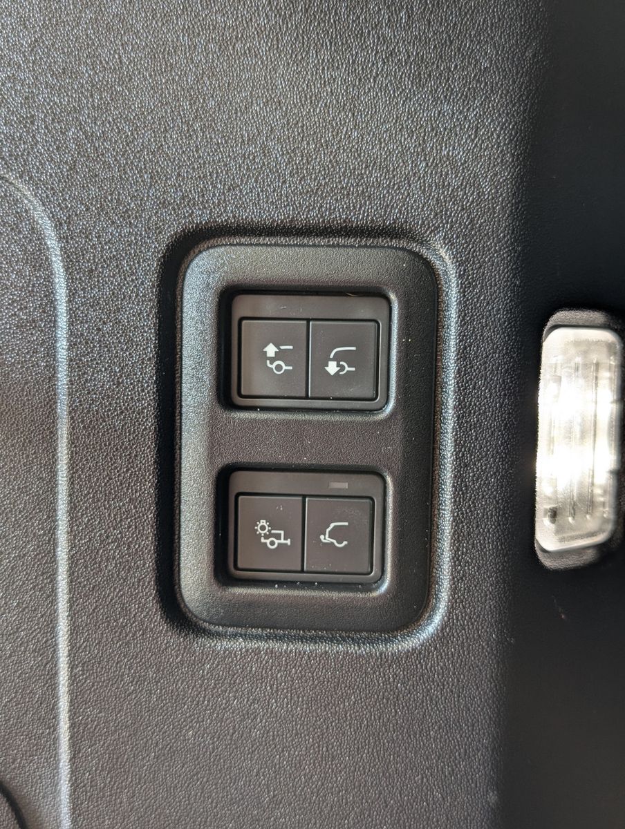 Vehicle image Land Rover Defender 110 D300 X BLACK AHK MATRIX 130.000 RRP