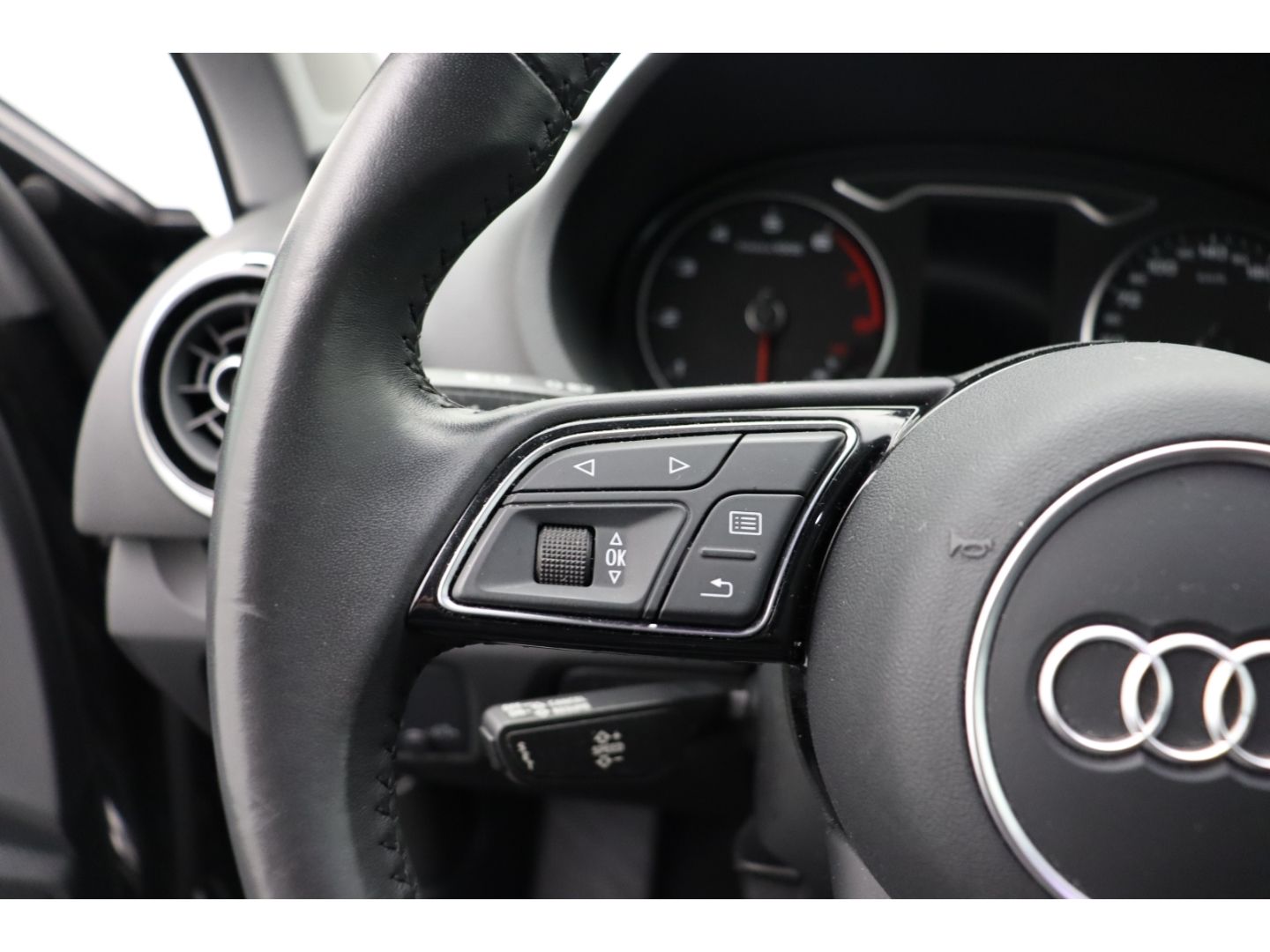 Fahrzeugabbildung Audi A3 Sportback 30 TFSI  2-Zonen-Klimaautom