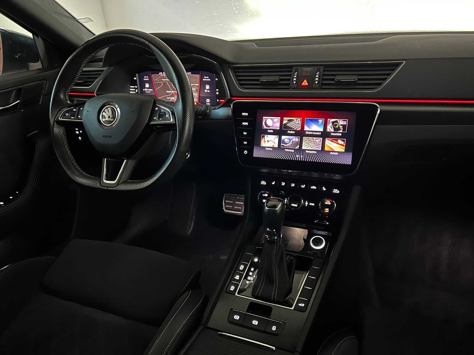 Fahrzeugabbildung SKODA Superb Combi SPORTLINE/LED/STHZ/AHK/ACC/VRTL
