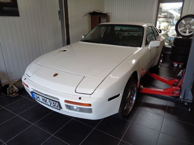 Porsche 944