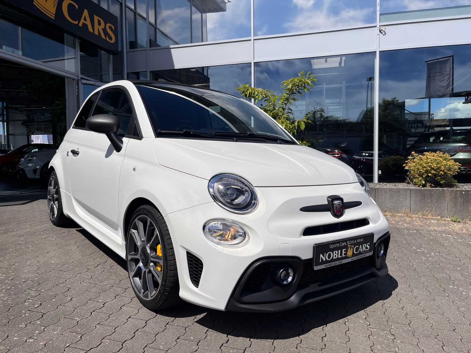 Fahrzeugabbildung Abarth 695C Turismo  LEDER NAV DAB PDC