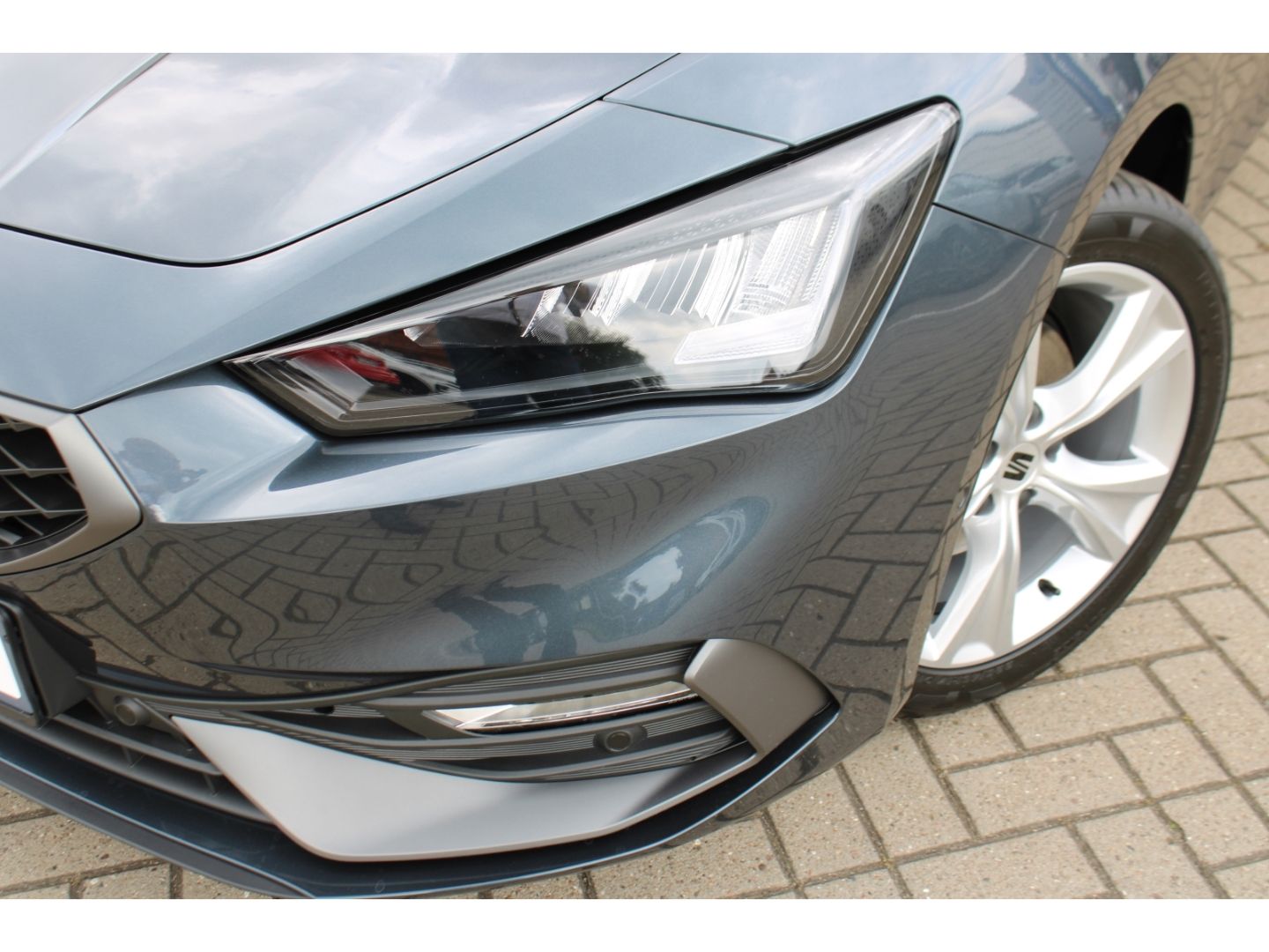 SEAT Leon 1.5 eTSI Sportstourer FR DSG ACC LED AHK RF - Image 30