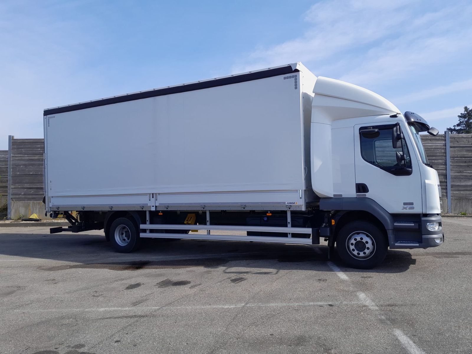 Fahrzeugabbildung DAF FA XB 290 16t Junge Pritsche-Plane