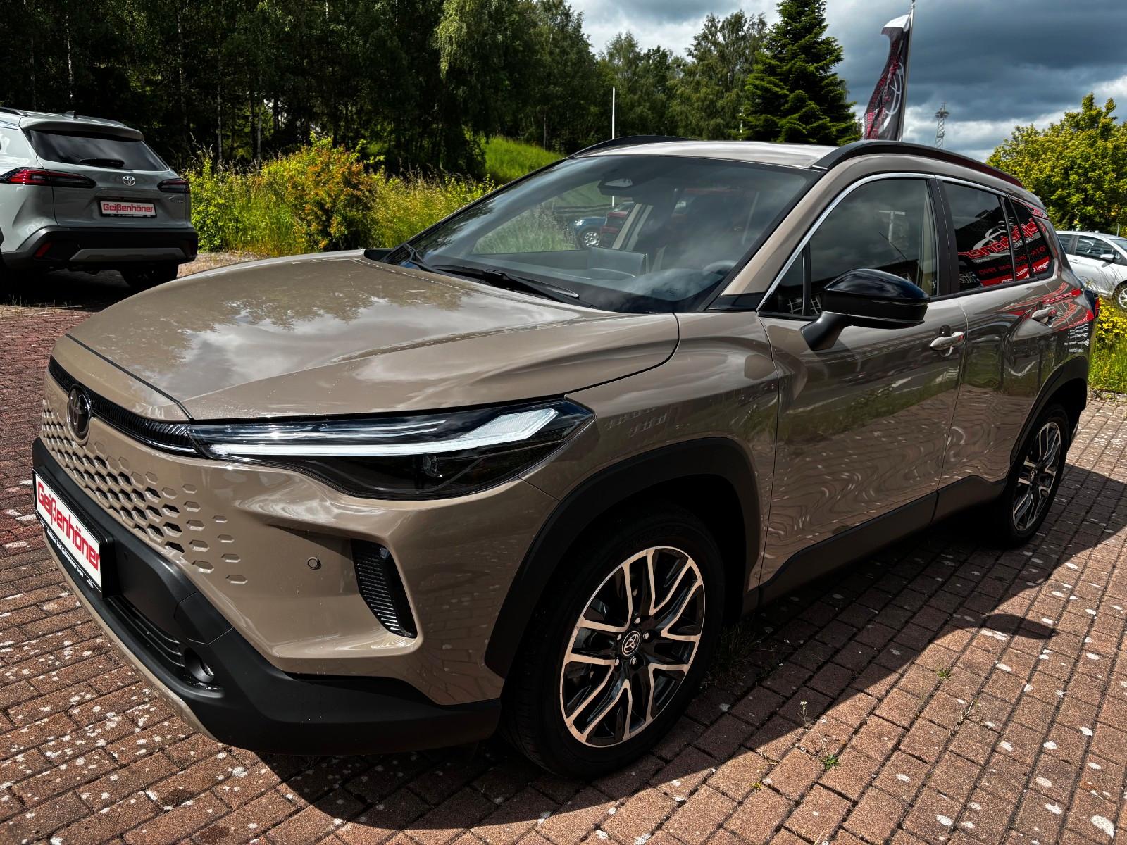 Toyota Corolla Cross Hybrid FWD Style