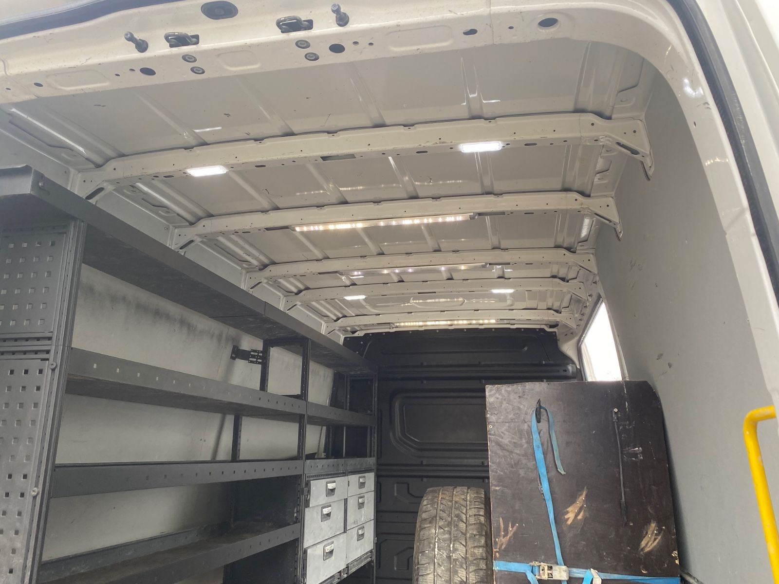 Fahrzeugabbildung Volkswagen Crafter Kasten L3H2,AHK-3500t,Regal,Garantie