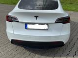 Tesla Model Y // BYD Akku // innen weiß // Standard R. - Tesla Model Y mit Anhängerkupplung