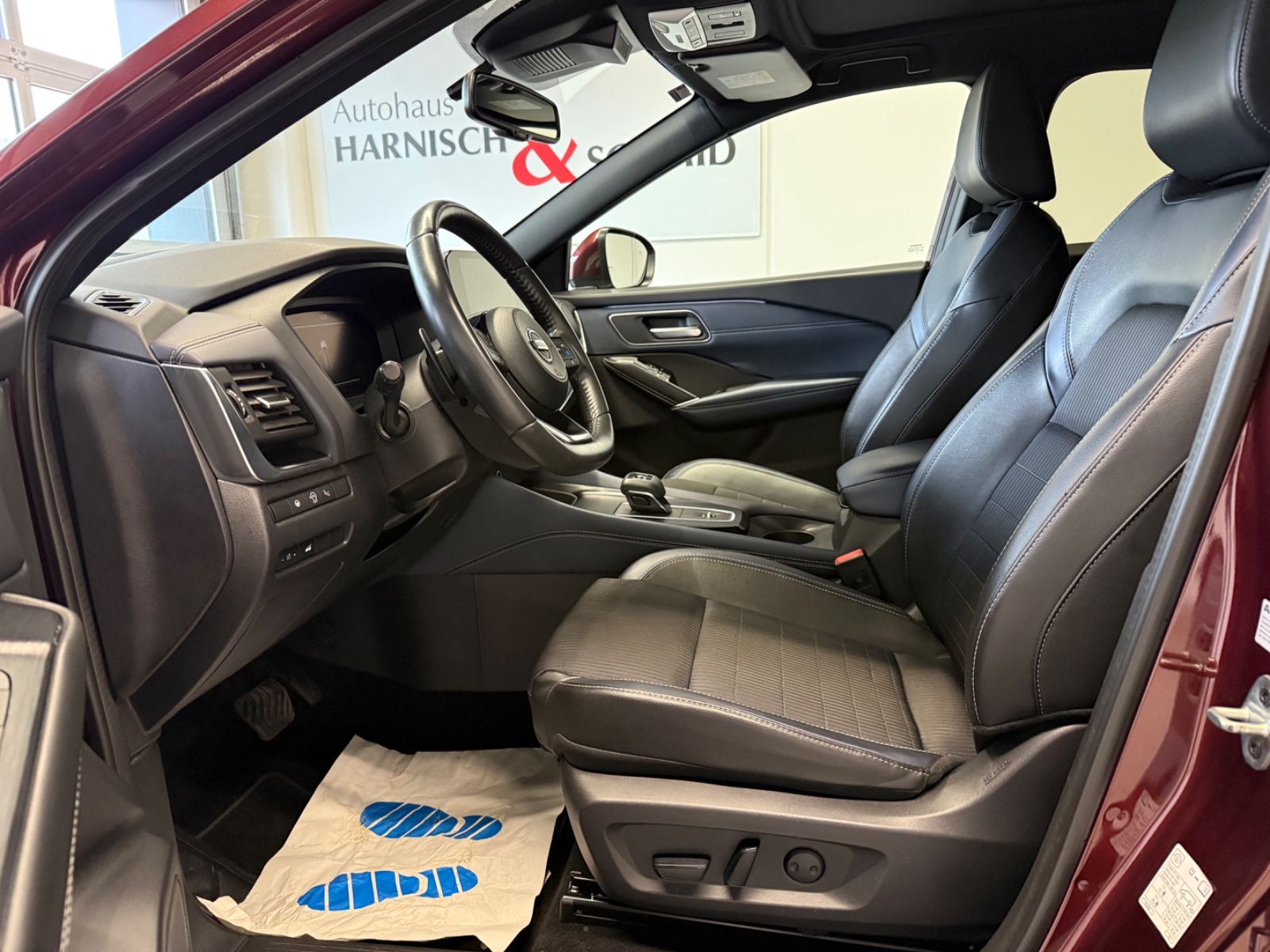 Fahrzeugabbildung Nissan Qashqai Tekna - Pano, HeadUp, Teilleder