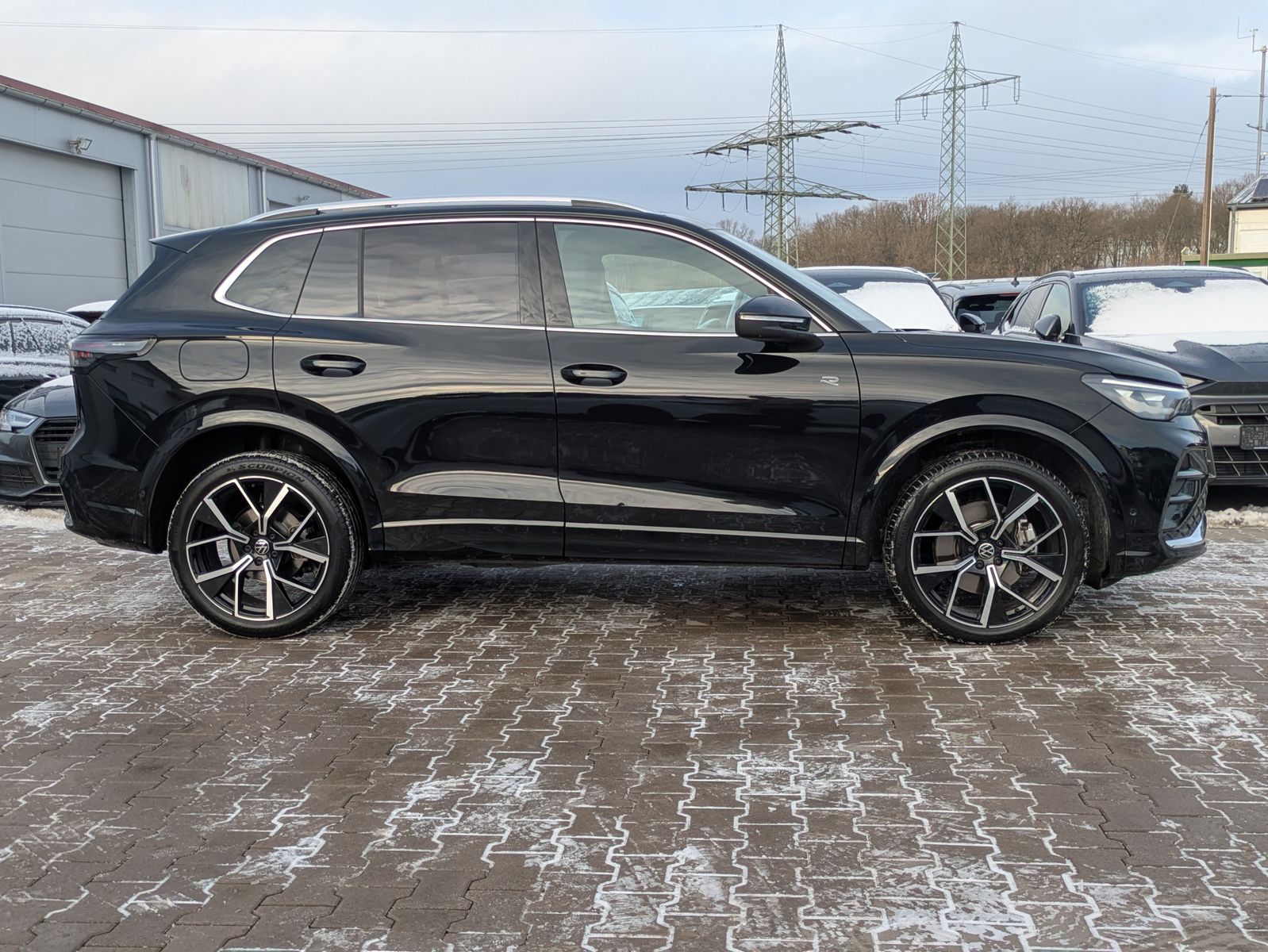 Fahrzeugabbildung Volkswagen Tiguan 2.0 TDI 4M R-Line PANO*H&K*AHK*MATRIX*20"