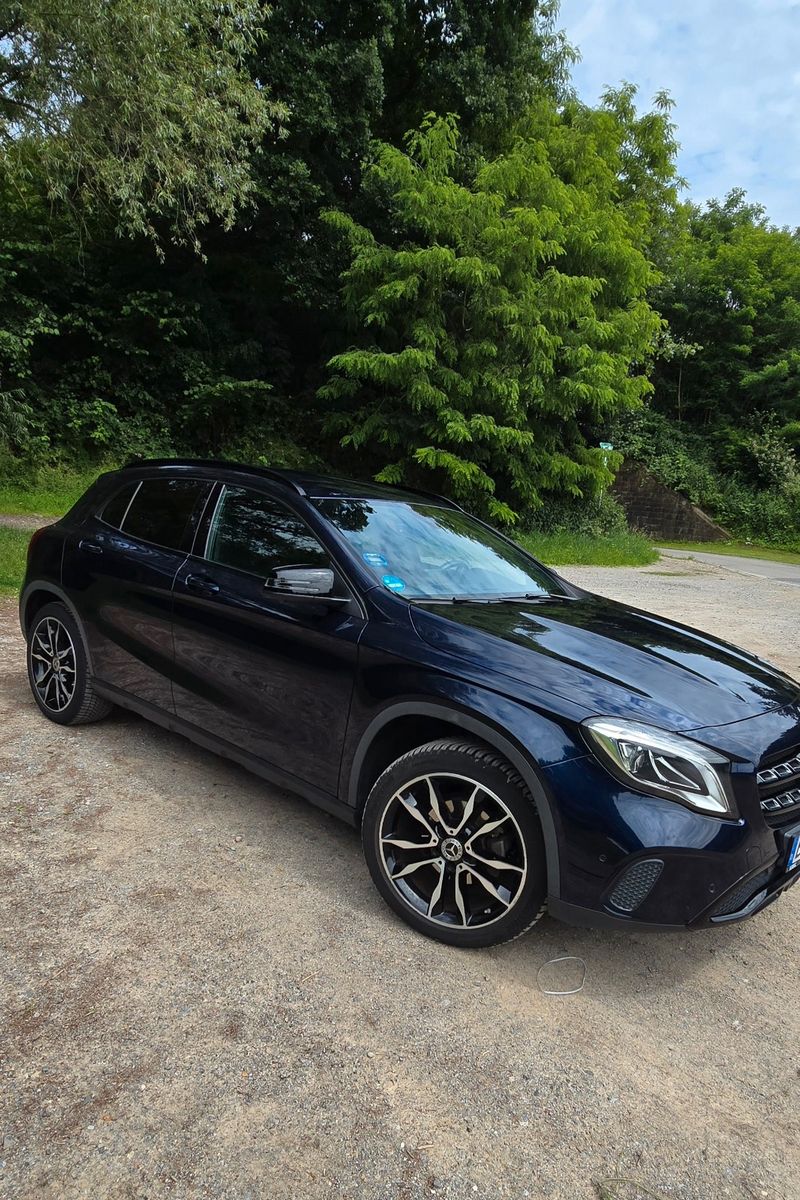 MERCEDES-BENZ GLA 200 -