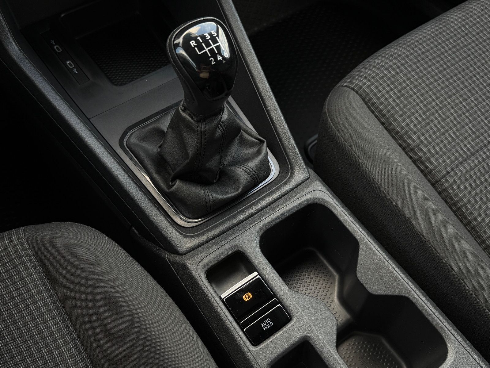 Fahrzeugabbildung Volkswagen Caddy Maxi 7-Sitzer DAB GRA Navi Kamera SHZ PDC