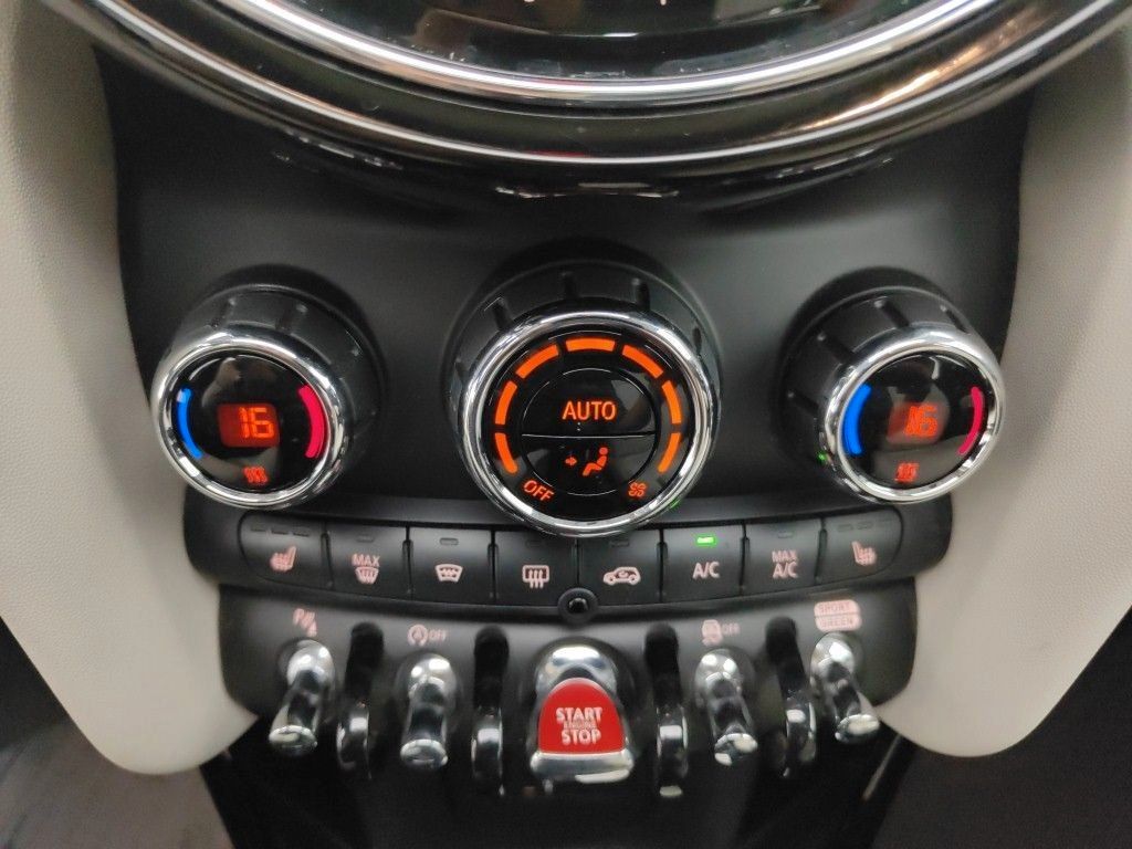 Fahrzeugabbildung MINI Mini Cooper Classic Trim LED/NAVI/SHZ/PANO/LEDER