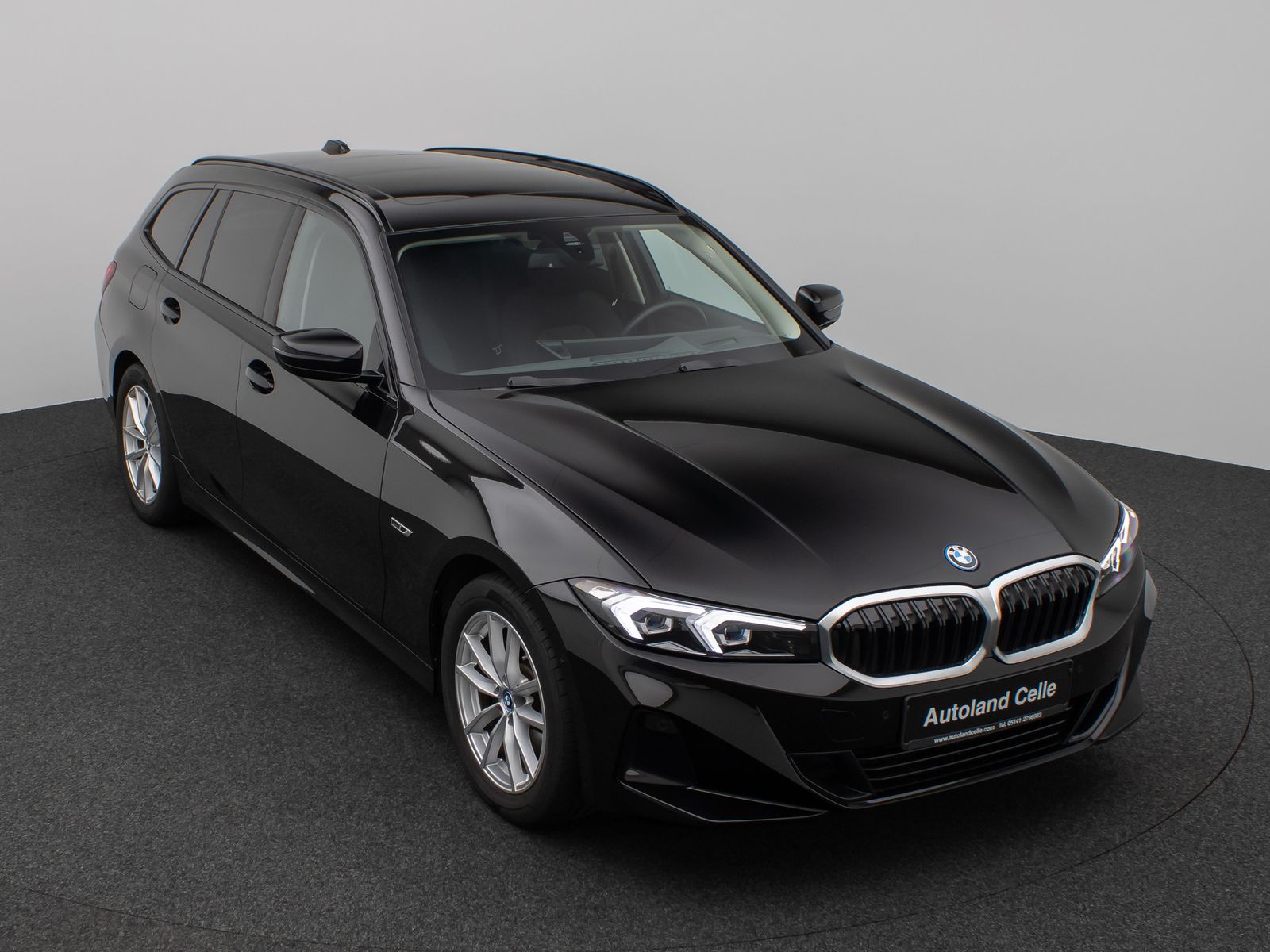 Fahrzeugabbildung BMW 320e Panoram Kamera HUD DAB HiFi Geschwindigkeit