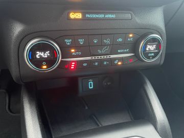 Fahrzeugabbildung Ford Focus ST-Line Hybrid Verkehrszeichenerk., Navi