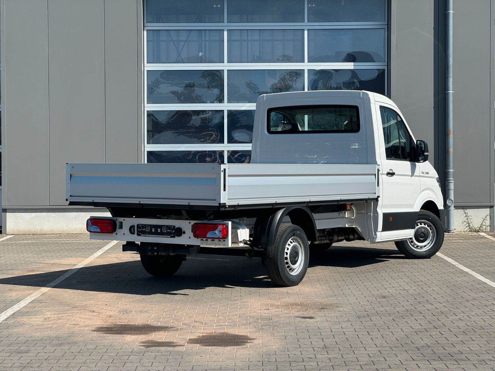Fahrzeugabbildung MAN TGE 3.180 4x2 Pritsche Automatik, AhK, AppleCar