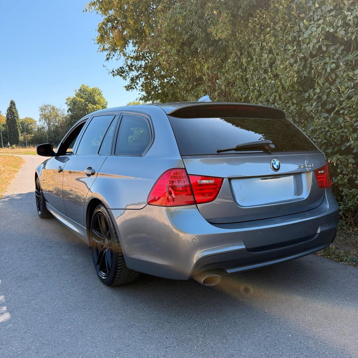 BMW 320 2009 — салон