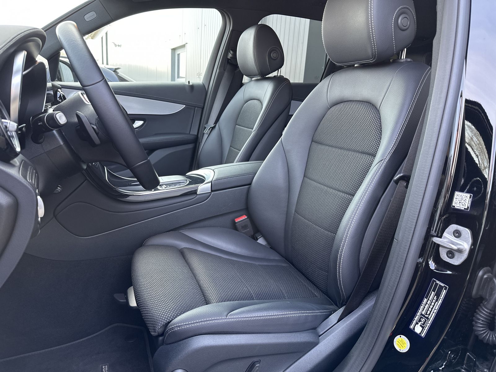 Fahrzeugabbildung Mercedes-Benz GLC 300e 4Matic AMG-Line NAV+LED+CARPLAY+KAMERA