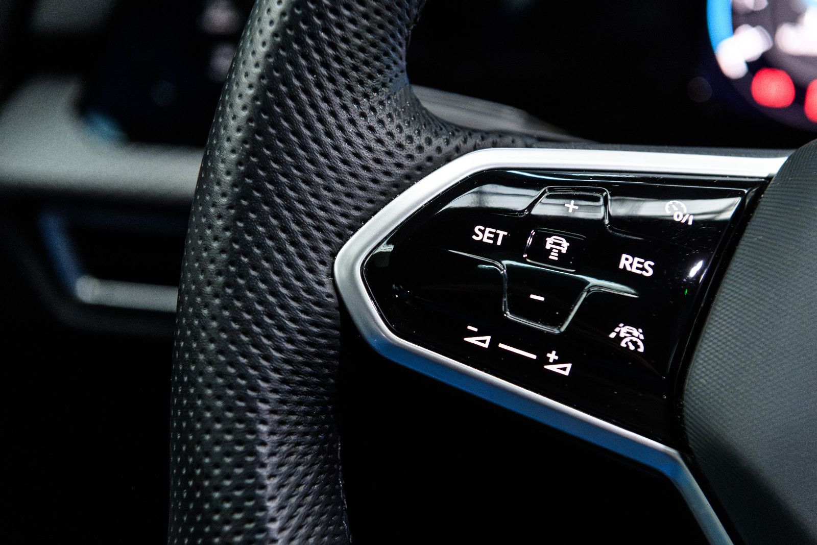 Fahrzeugabbildung Volkswagen Golf Variant R-Line eTSI DSG+AHK+Kamera+Pano