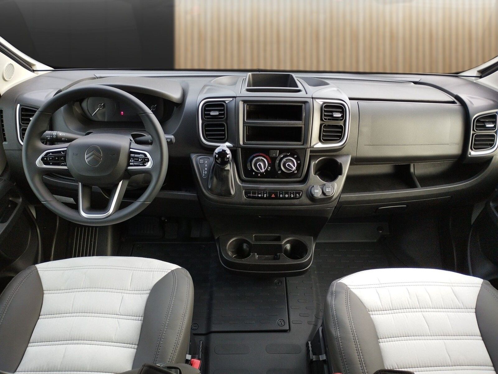 Fahrzeugabbildung Sunlight Adventure Cliff 640 Automatik, Dörr Edition, LTE