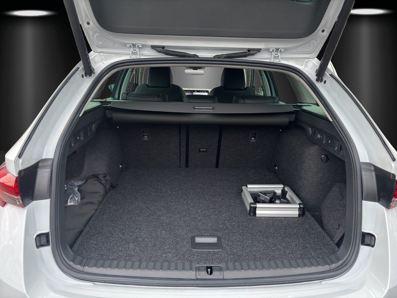 Fahrzeugabbildung SKODA Octavia Combi Selection 1,5 TSI mHEV 110 kW DSG