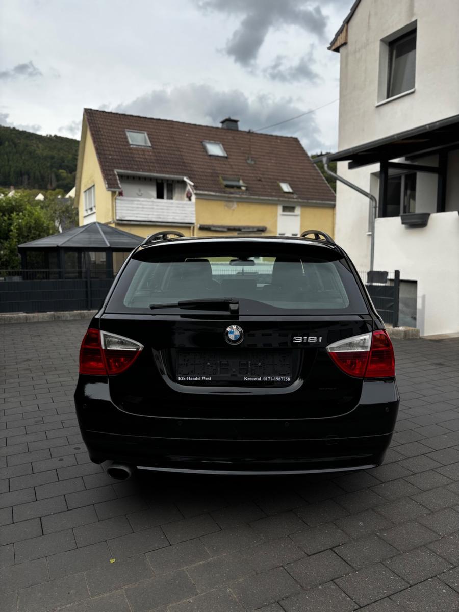 BMW 318 2008 — interior