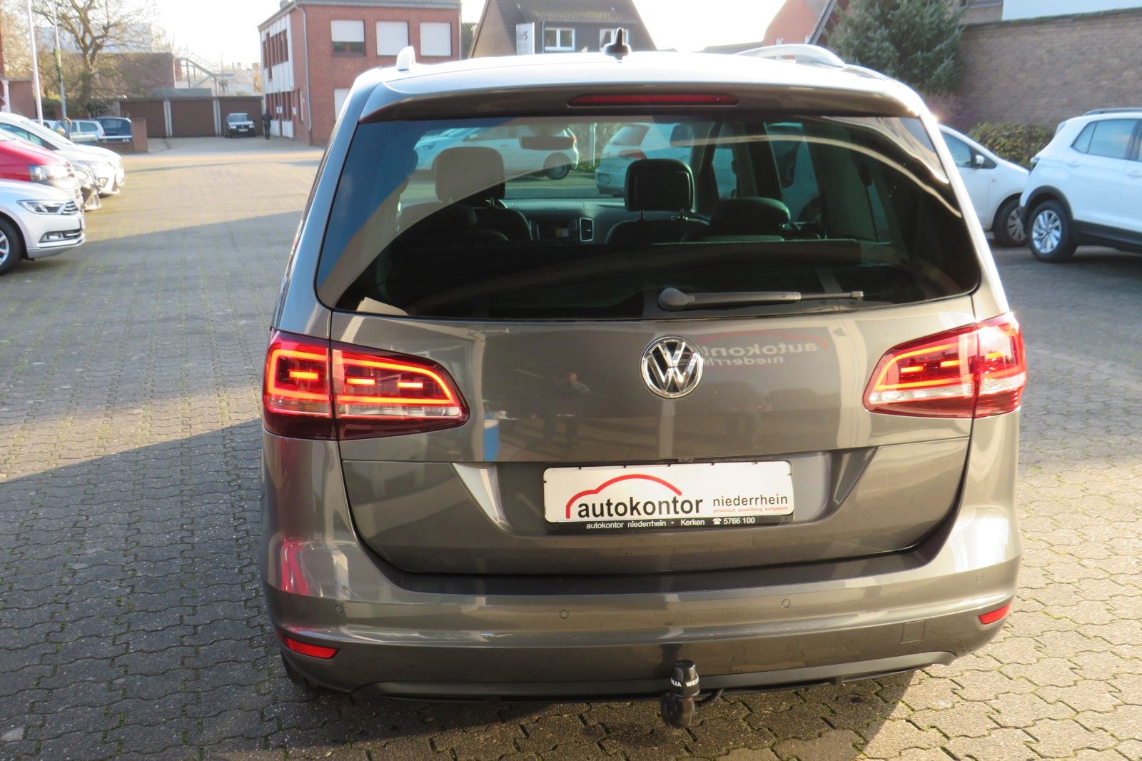 Fahrzeugabbildung Volkswagen Sharan Highline TDI DSG 7-S XENON ACC AHK "VOLL"