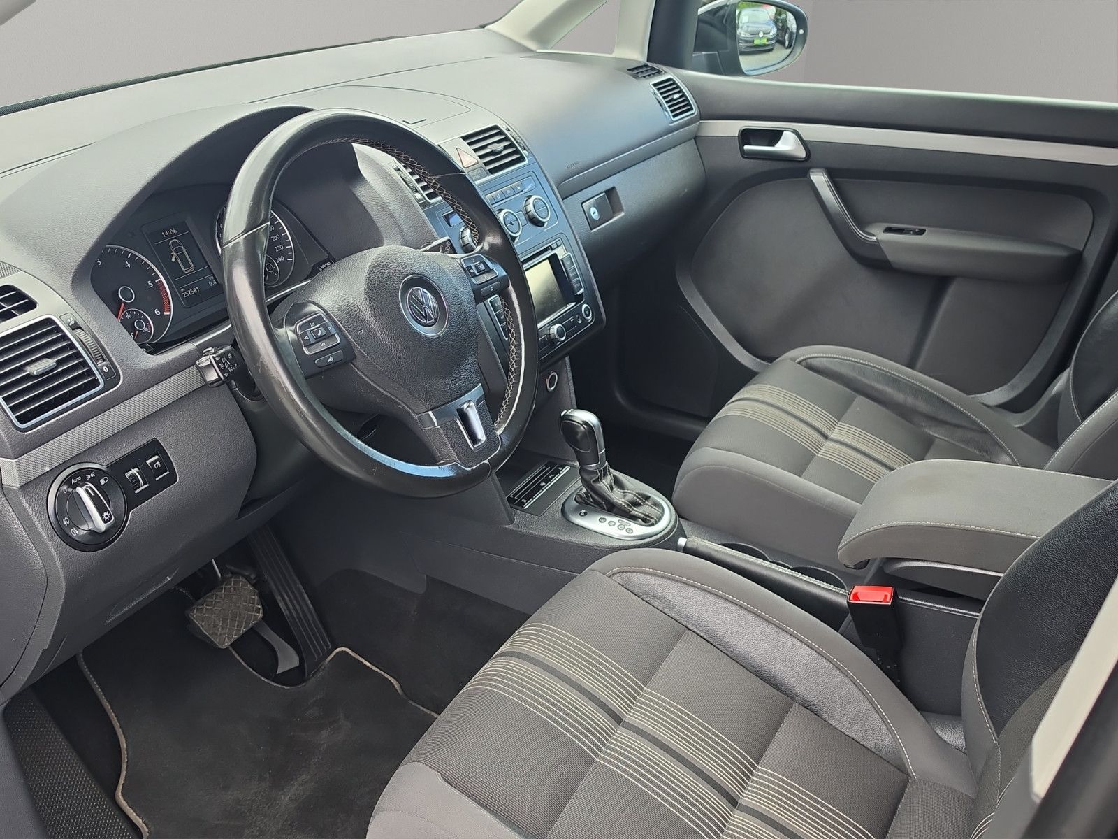 Fahrzeugabbildung Volkswagen Touran Match AUTOMATIK LEDER  PDC SHZ PDC