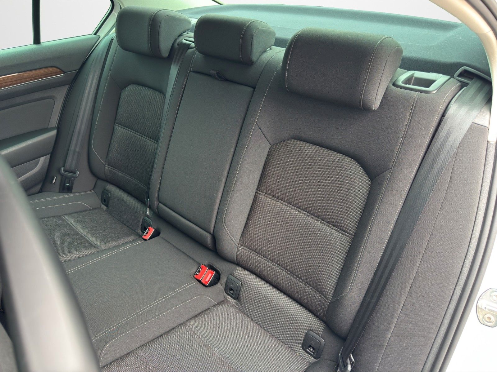 Fahrzeugabbildung Volkswagen PASSAT LIM 2.0TDI DSG STANDH KAM AHK DYNAUD PANO