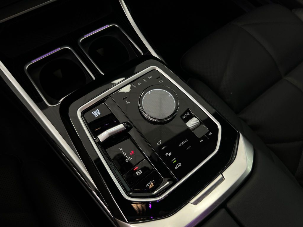 BMW 740 d xDrive M-Sport PANO-SKY*THEATRE*B&W*STHZG*