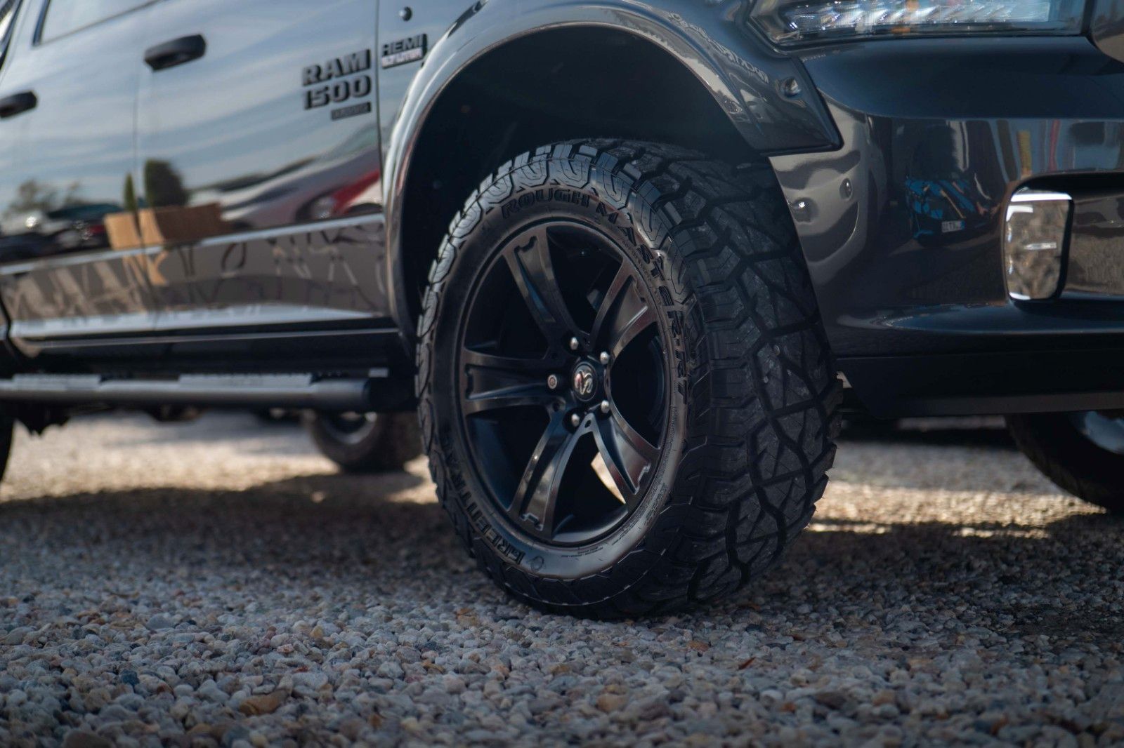 Fahrzeugabbildung Dodge RAM 5.7 V8 HEMI 4x4 OFFROAD Night-Paket *LED*19%