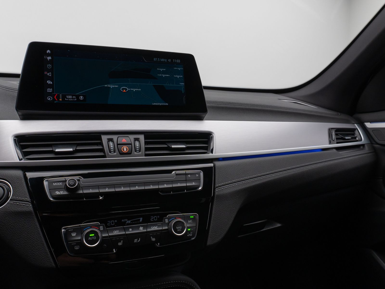 Fahrzeugabbildung BMW X1 sD20i SportLine Kamera HUD DAB HiFi Alarm LED