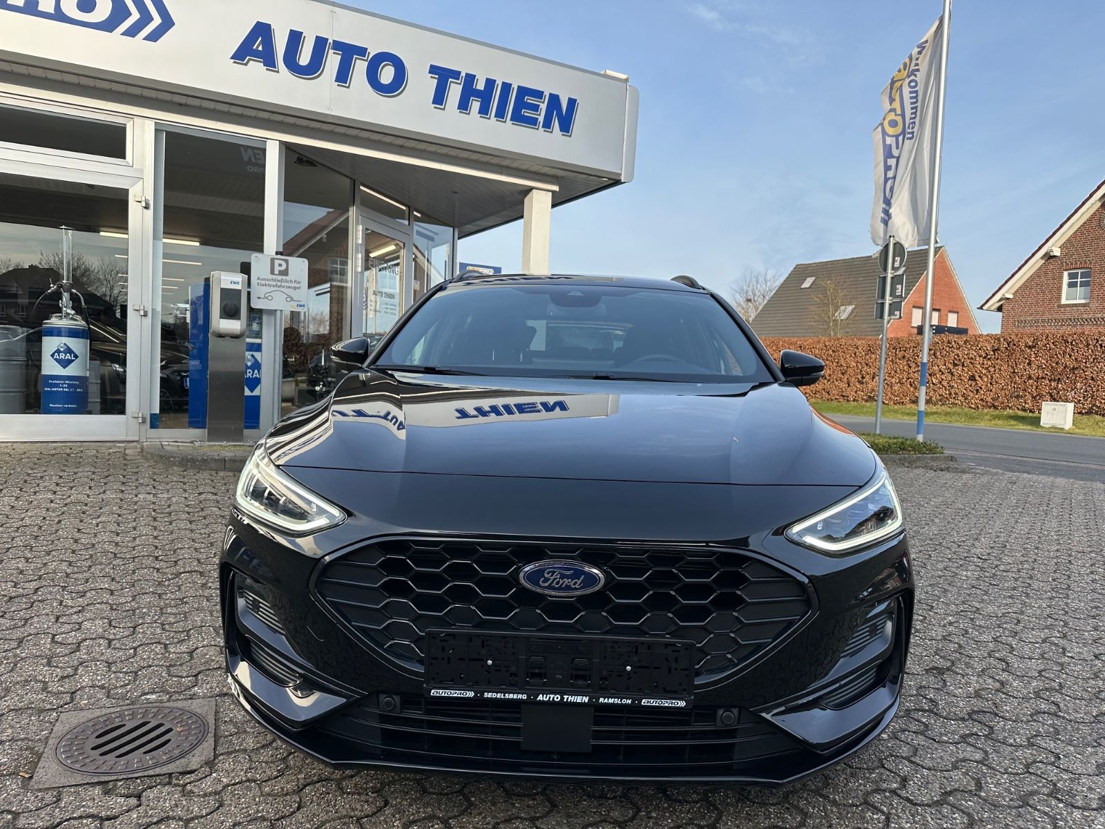 Fahrzeugabbildung Ford Focus Turnier 1.0 ST-Line X Pano/ACC/Matrix/Navi