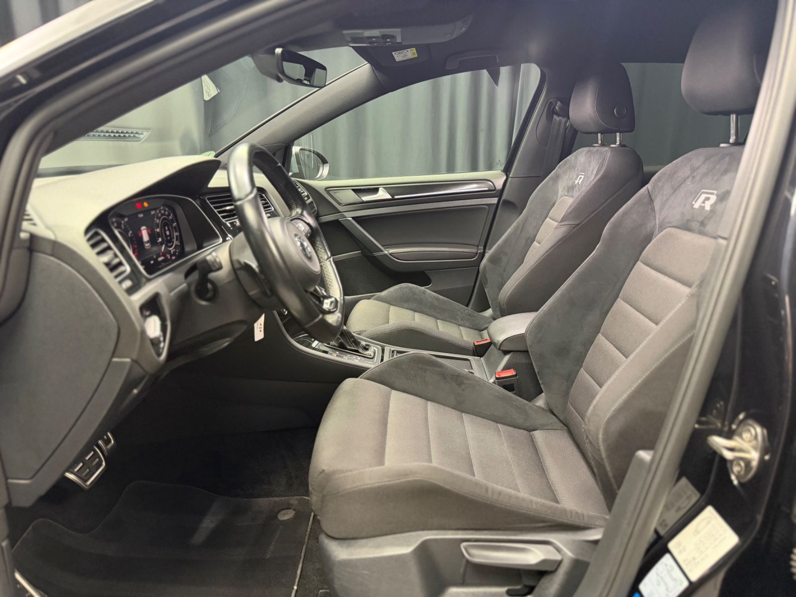 Fahrzeugabbildung Volkswagen Golf VII 2.0 R 4Motion |DSG|VIRTUAL|2.HAND