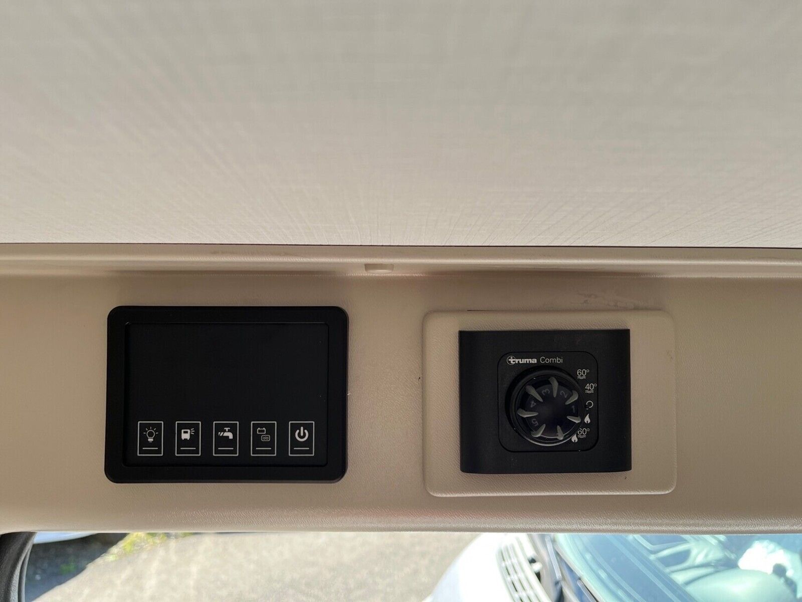 Fahrzeugabbildung Forster Livin Up FV599EBL Pioneer DAB, Markise