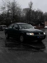 Volkswagen Passat 1.8 Auto Basis - gebrauchte VW Passat aus dem Jahr 1998
