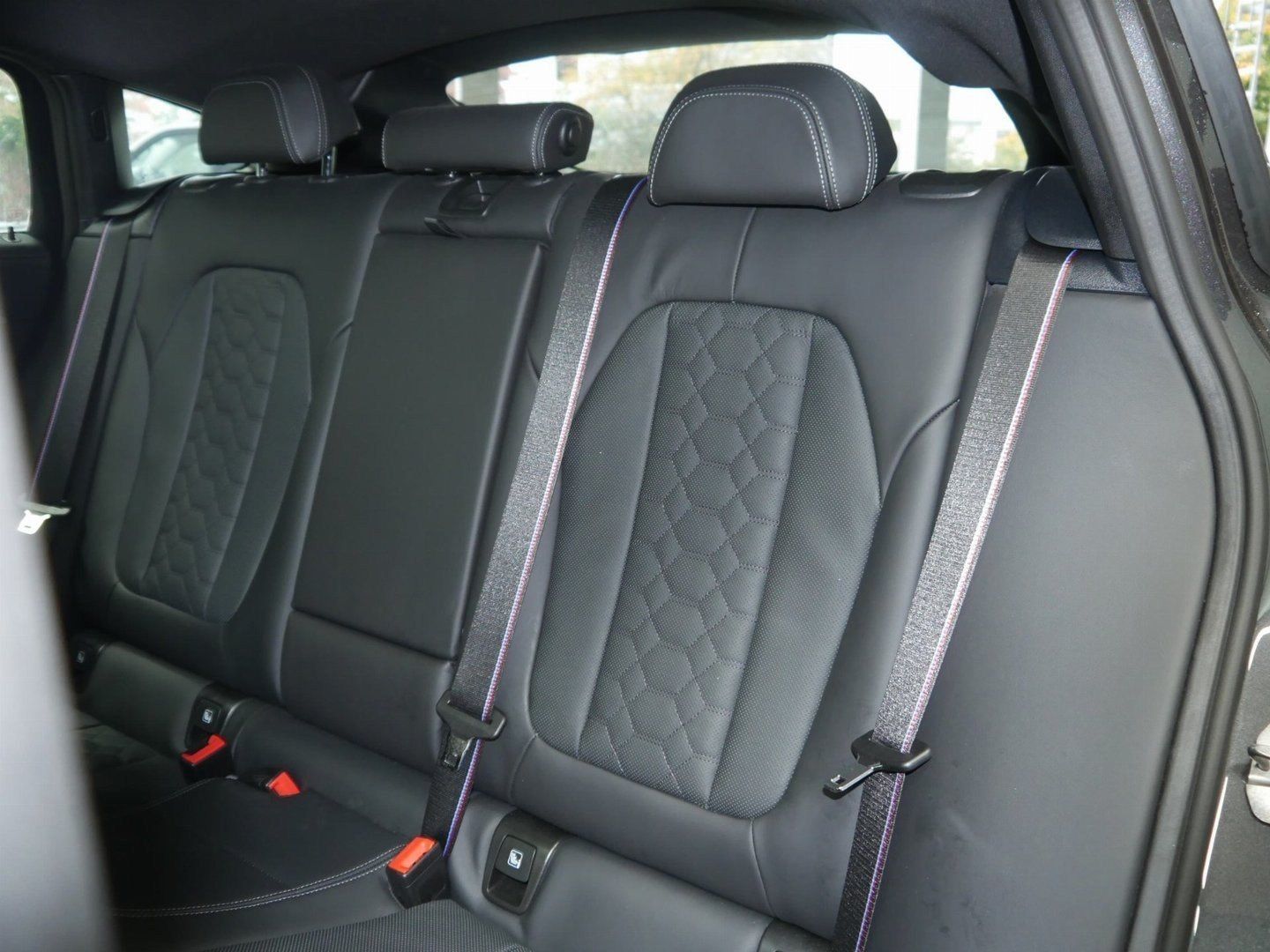 Fahrzeugabbildung BMW X4 M M Sportpaket Glasdach Head-Up HK HiFi DAB