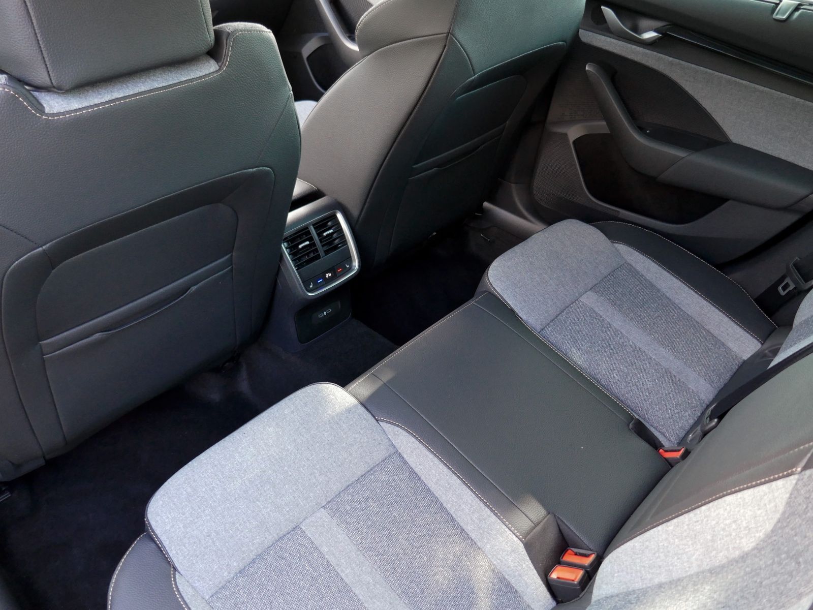 Fahrzeugabbildung SKODA Octavia Combi Tour 2.0 TDI | LED RFK ACC Navi