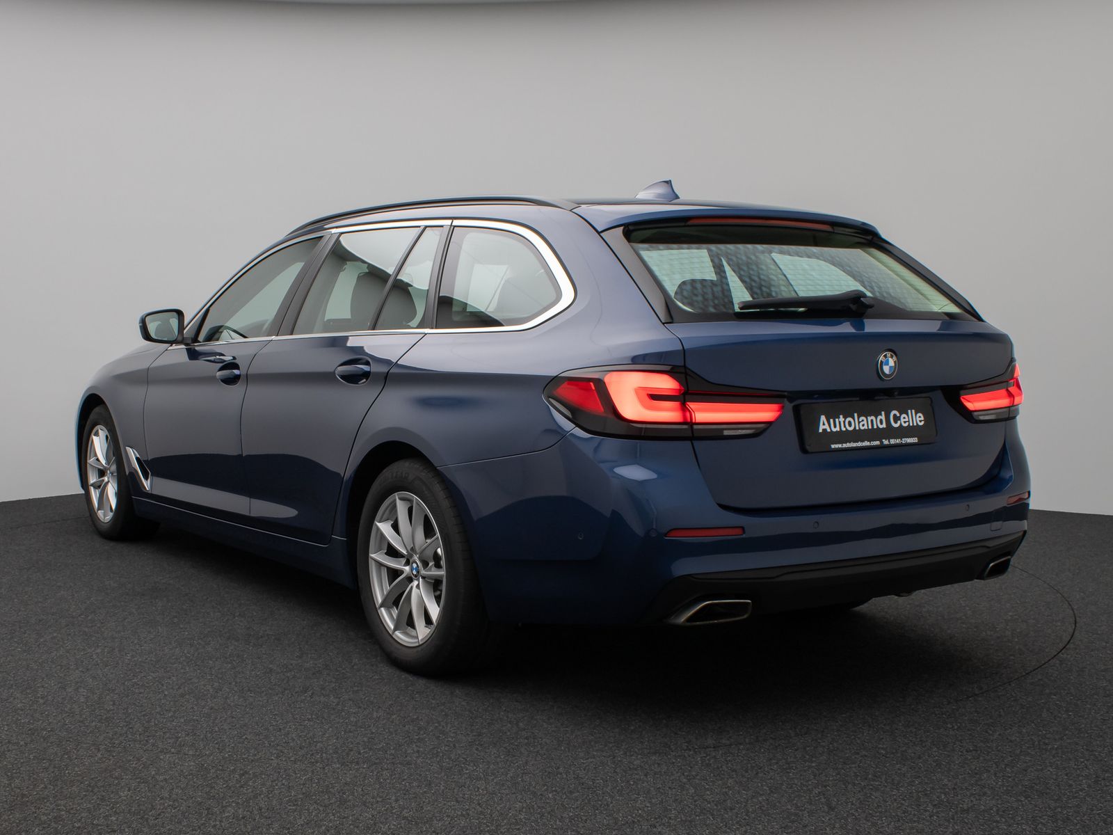 Fahrzeugabbildung BMW 530d Panorama Kamera HUD DAB Alarm AHK Sport