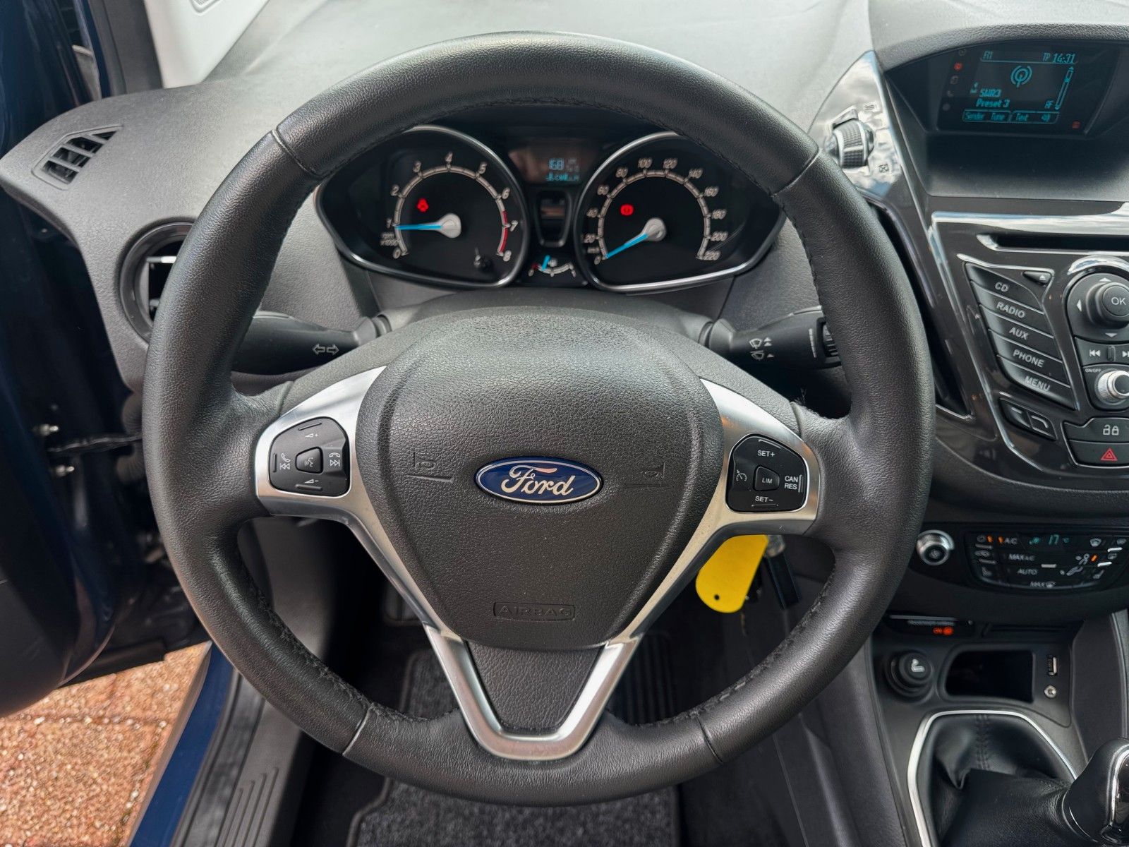 Fahrzeugabbildung Ford Tourneo Courier Titanium Sitzheizung Klima