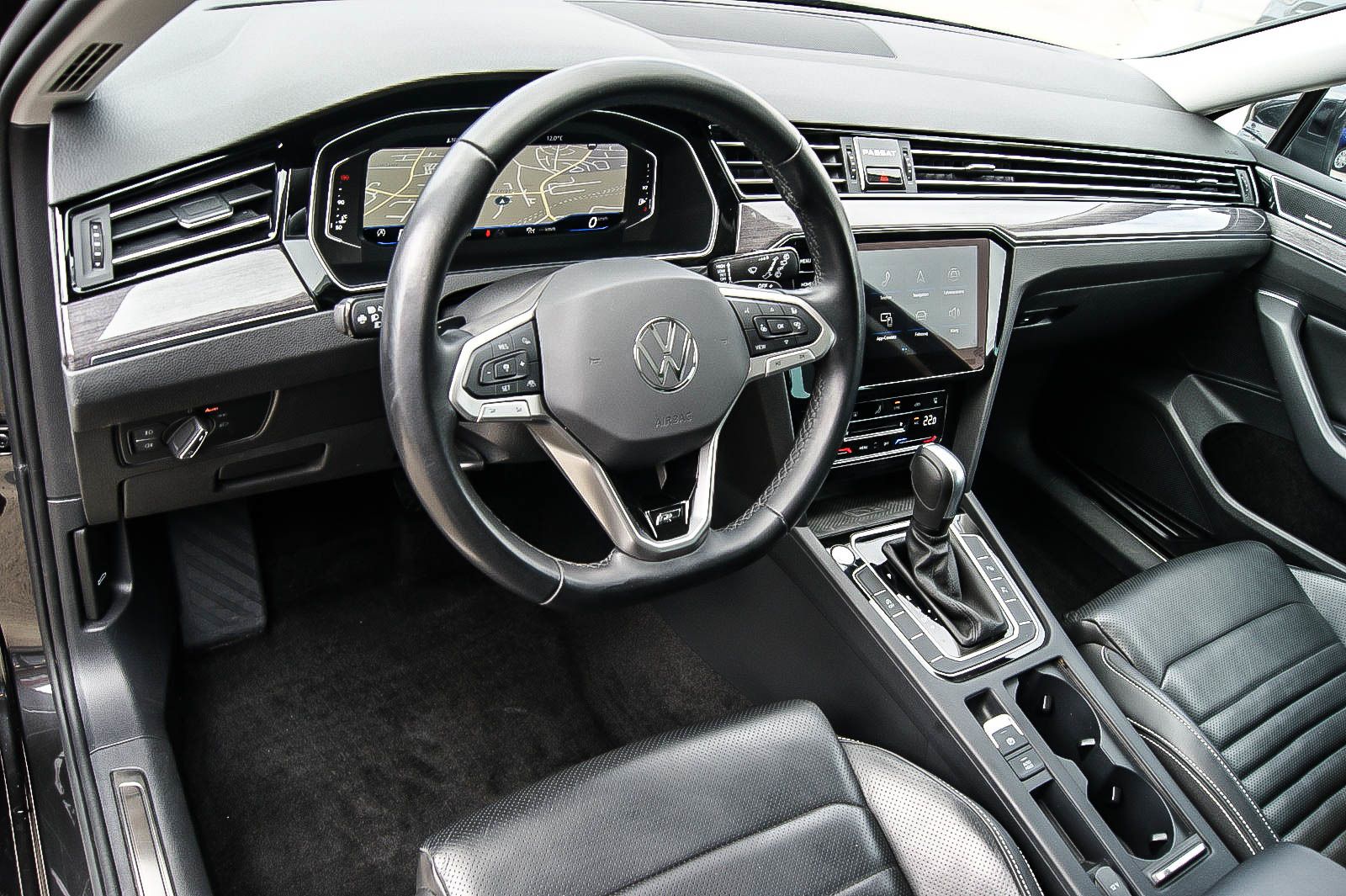Fahrzeugabbildung Volkswagen Passat Variant 20TDI 4Motion R-Line MATRIX PANO