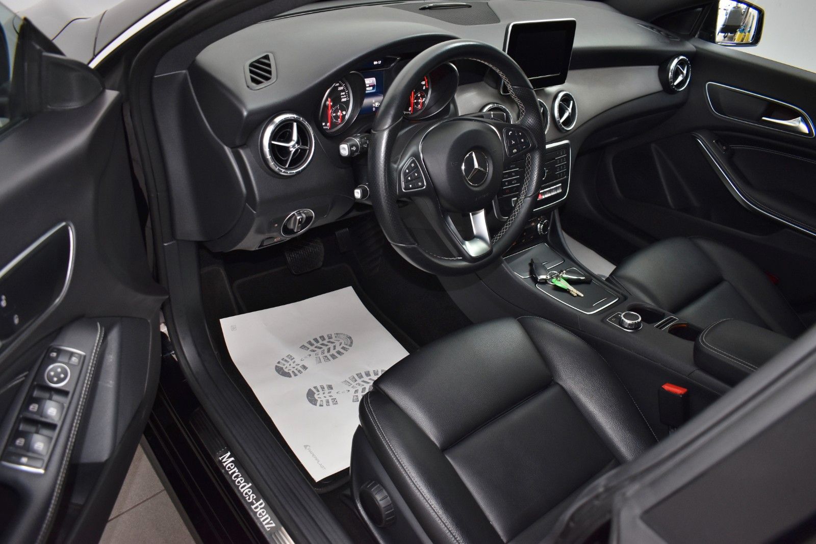 Fahrzeugabbildung Mercedes-Benz CLA 180 SB, Urban Leder,Navi,LED,8fach bereift!