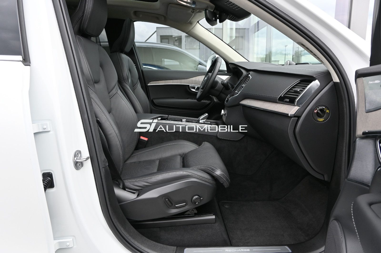 Fahrzeugabbildung Volvo XC90 T8 AWD Re Ultimate Bright °B&W°FOUR-C°VOLL!