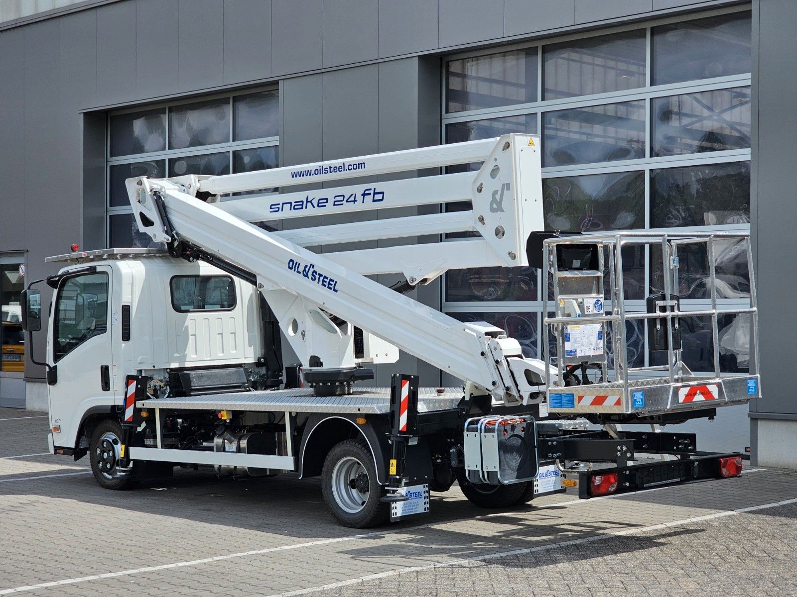 Fahrzeugabbildung Isuzu Teleskop-Bühne *24m* Strom,- Wasseranschluss