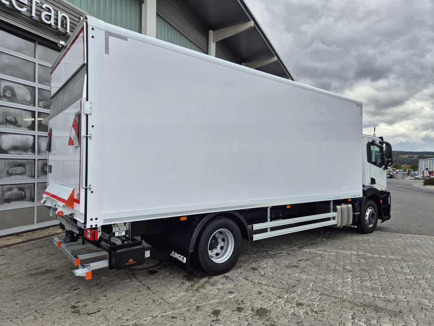 Fahrzeugabbildung Iveco AD190S40/P 4x2 Ladebordwand 2.000kg Navi ACC