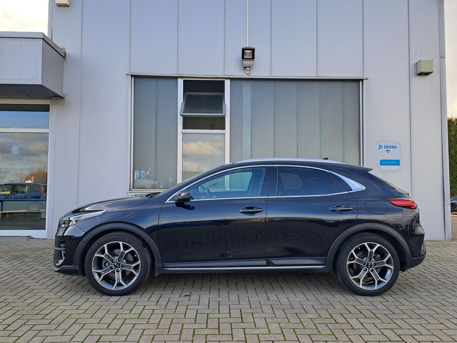 Fahrzeugabbildung Kia XCeed Xdition AUTOMATIK LED PANO KAMERA NAVI JBL