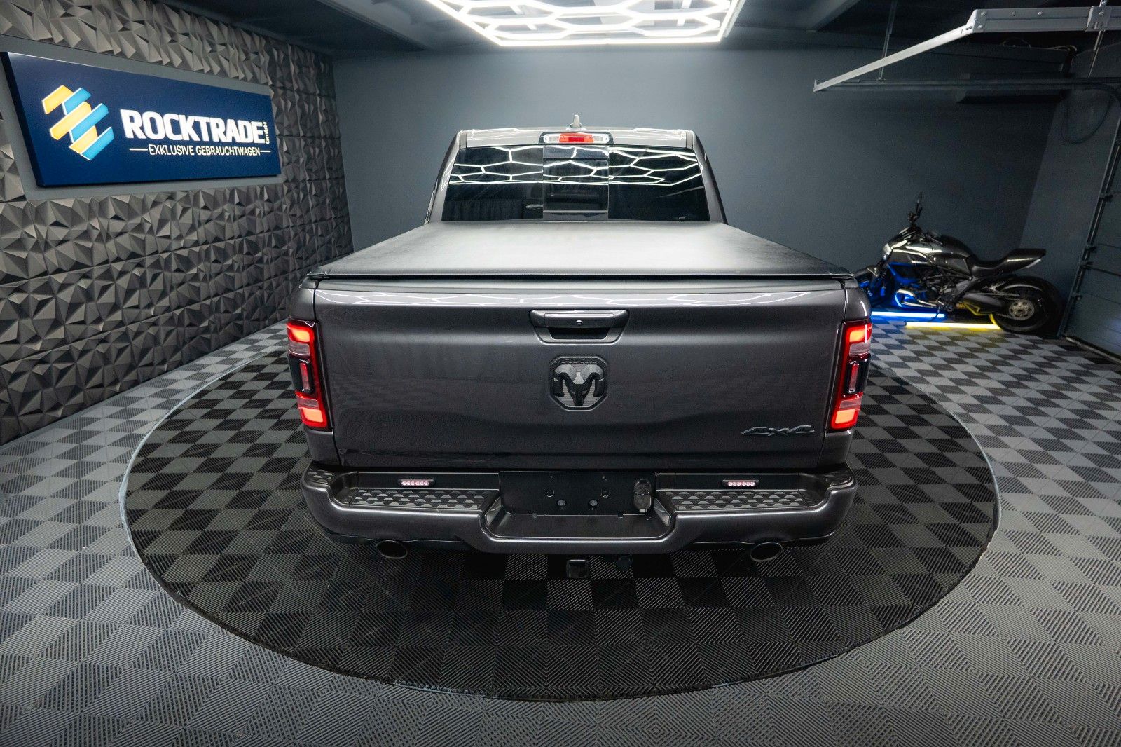 Fahrzeugabbildung Dodge RAM 5.7 V8 HEMI 4x4 OFFROAD Night-Paket *LED*19%